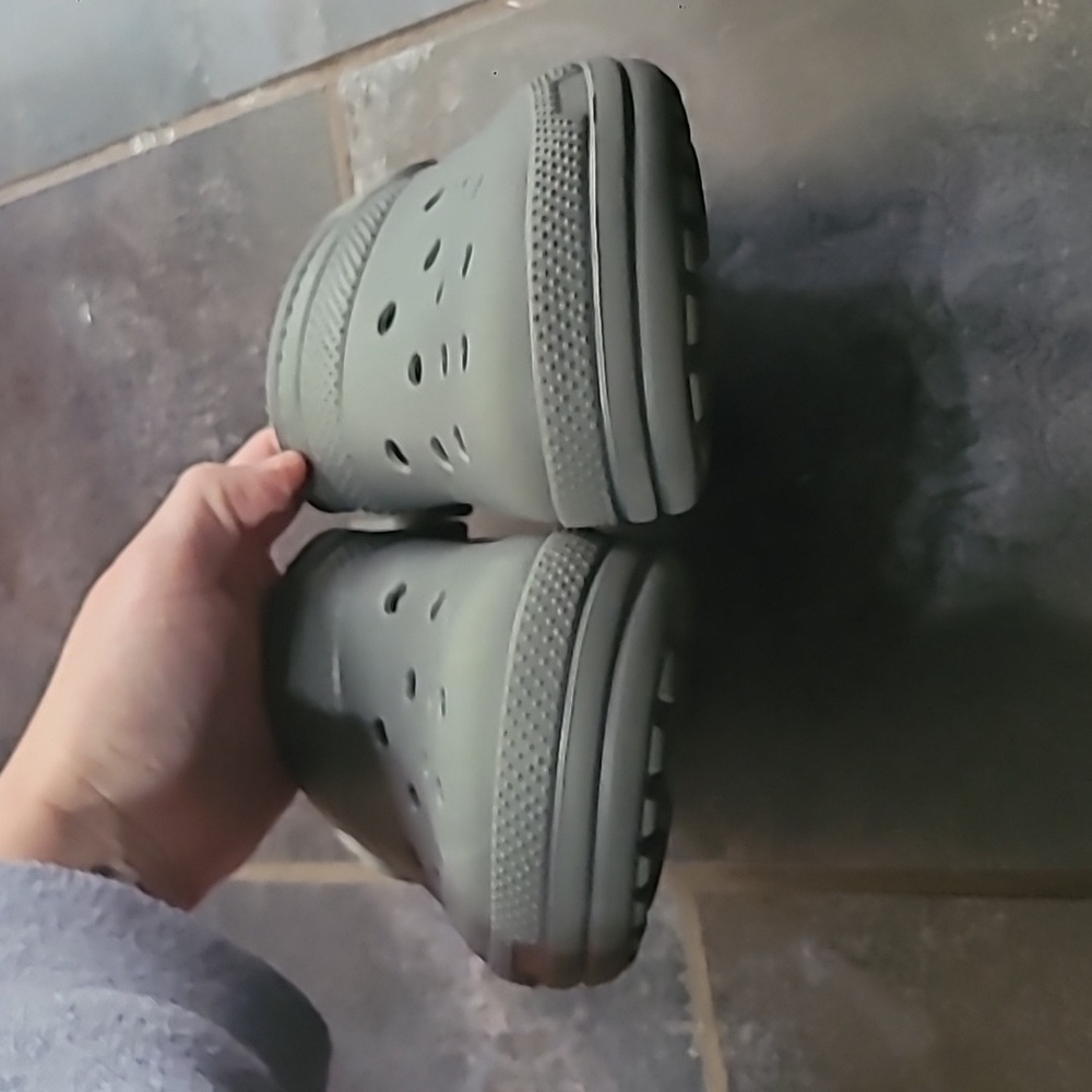 Classic Crocs Lined Fuzzy Warm Grey Charcoal Size 8 Women & 10 men's Slip Ons - Picture 7 of 7